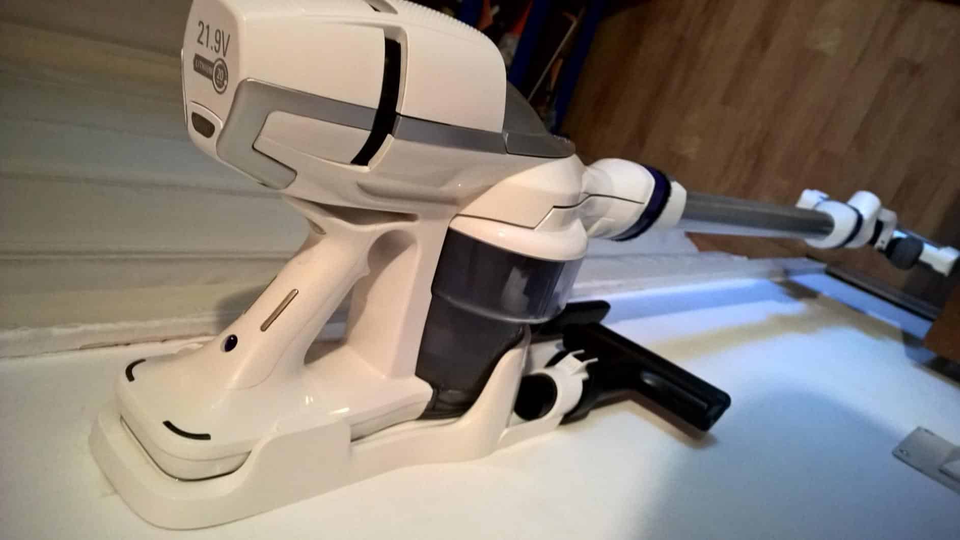 Le Rowenta Air Force 360 sur son support